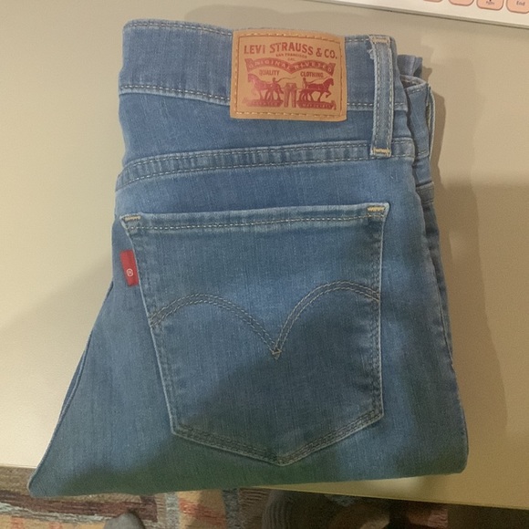 Levi’s 710 skinny Jean. Size 27. Light/medium wash - Picture 4 of 4